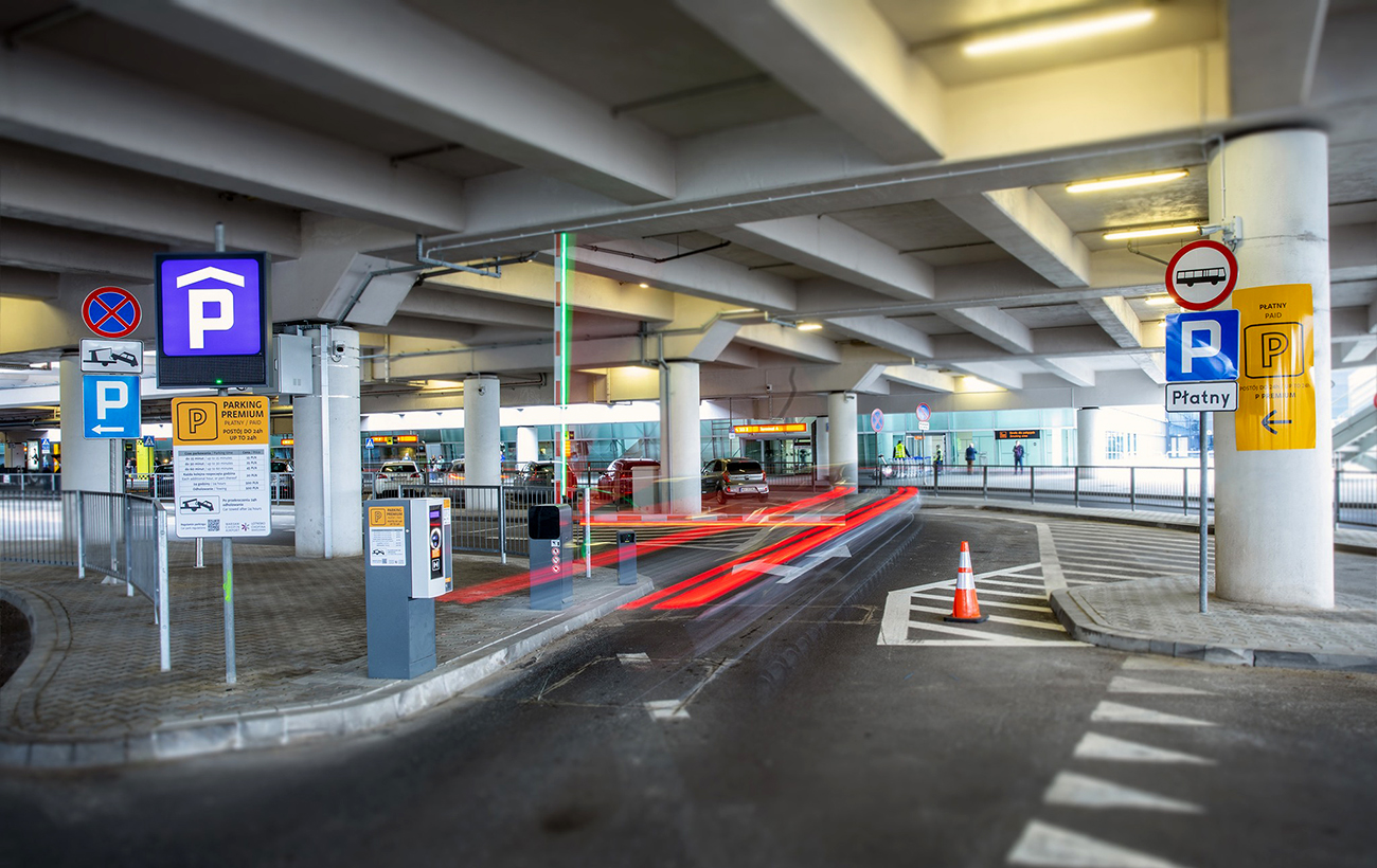 Де залишити автомобіль в аеропортах Польщі: ціни на паркування